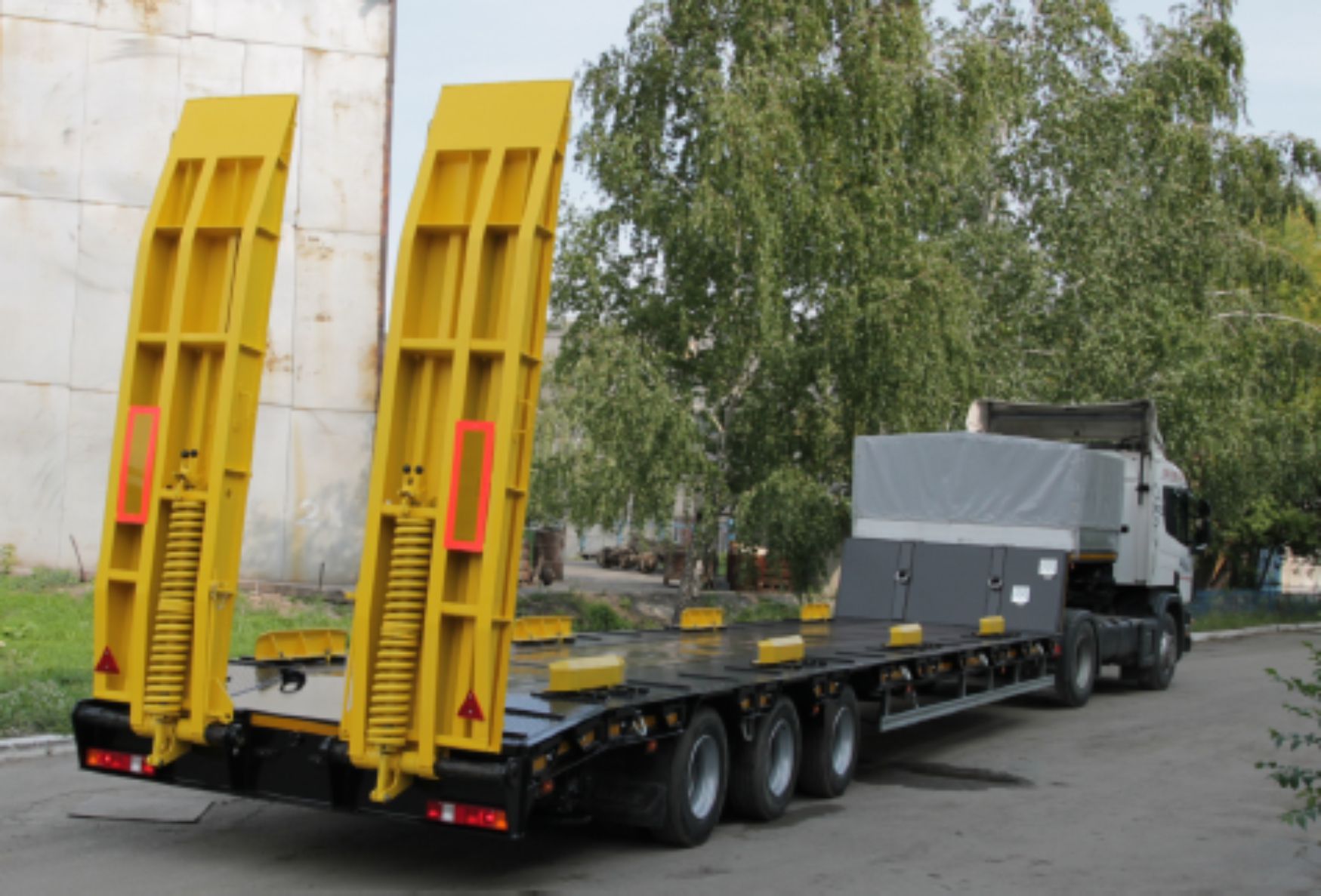 Низкорамный полуприцеп-тяжеловоз ЧМЗАП 99064 по спецификации 042 02 М6