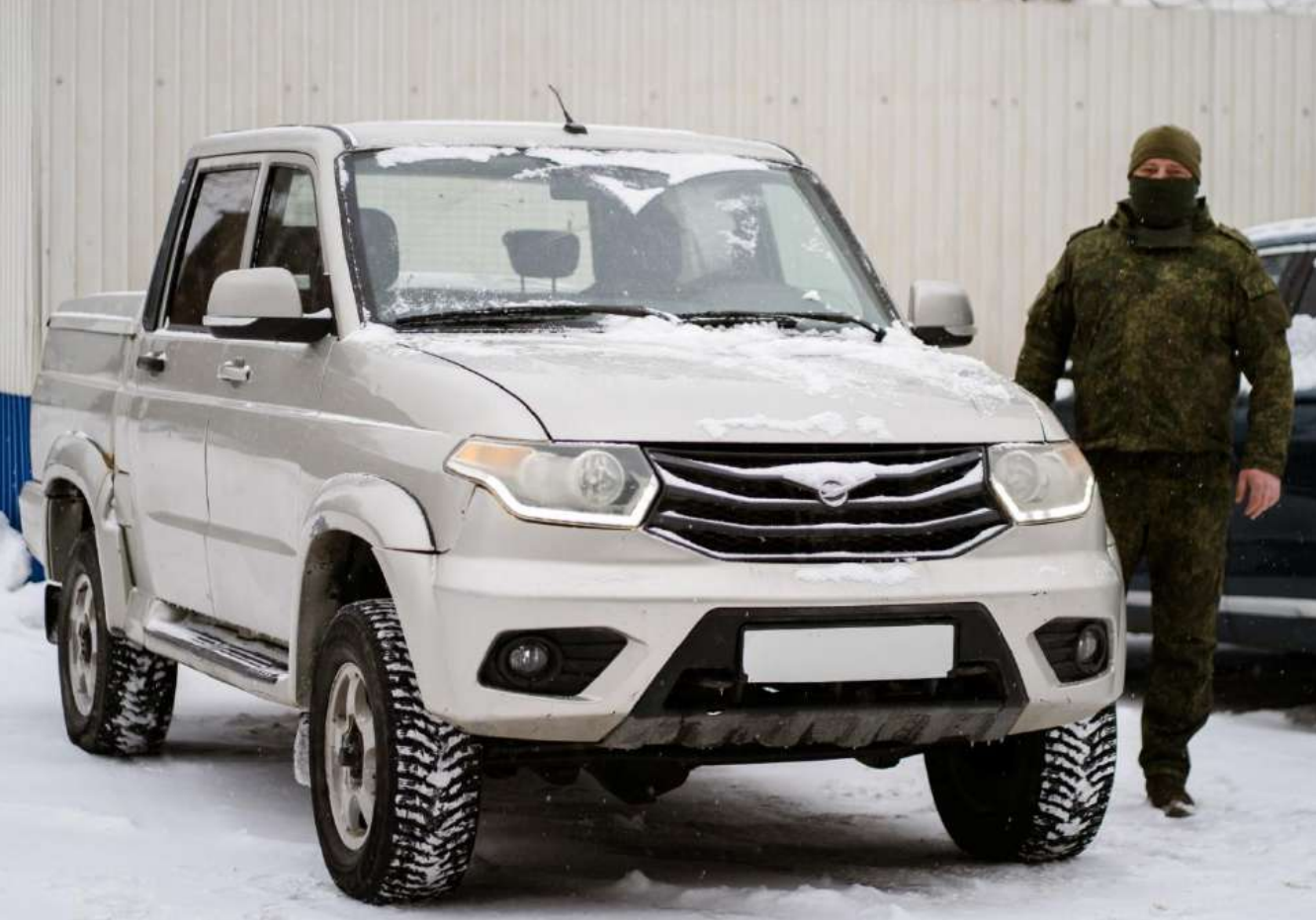 «Обеспечим связь штурмовикам»: завод автоприцепов подарил внедорожник батальону «Южноуралец»